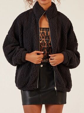 PacSun Black Teddy Sherpa Zip Up Jacket
Size XS/S